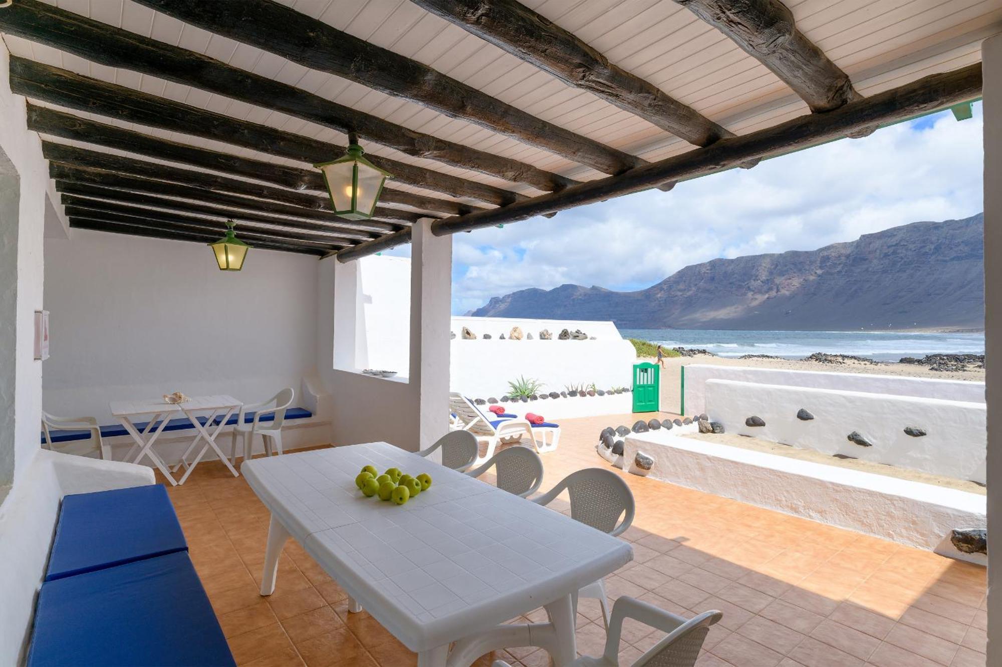 Famara Caracolillos, La Casa Exteriör bild