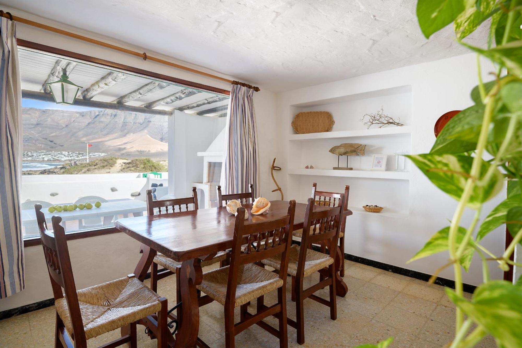 Famara Caracolillos, La Casa Exteriör bild